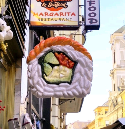 Pur hab szusi cégér szobor
